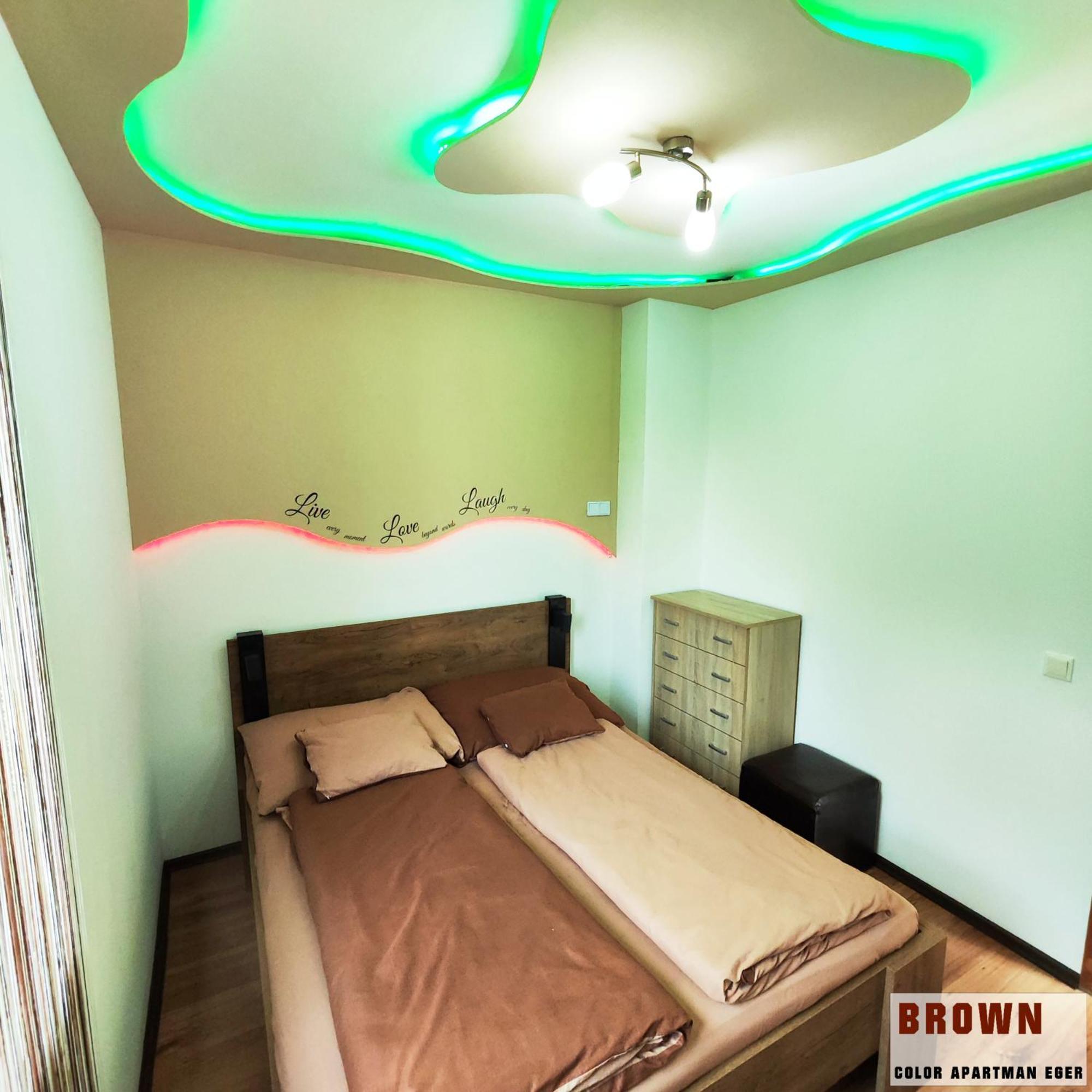 Color Apartmanok Eger Chambre photo